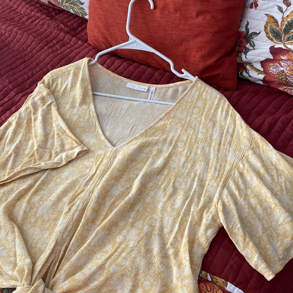 Floral flowy with Rhee tie front top